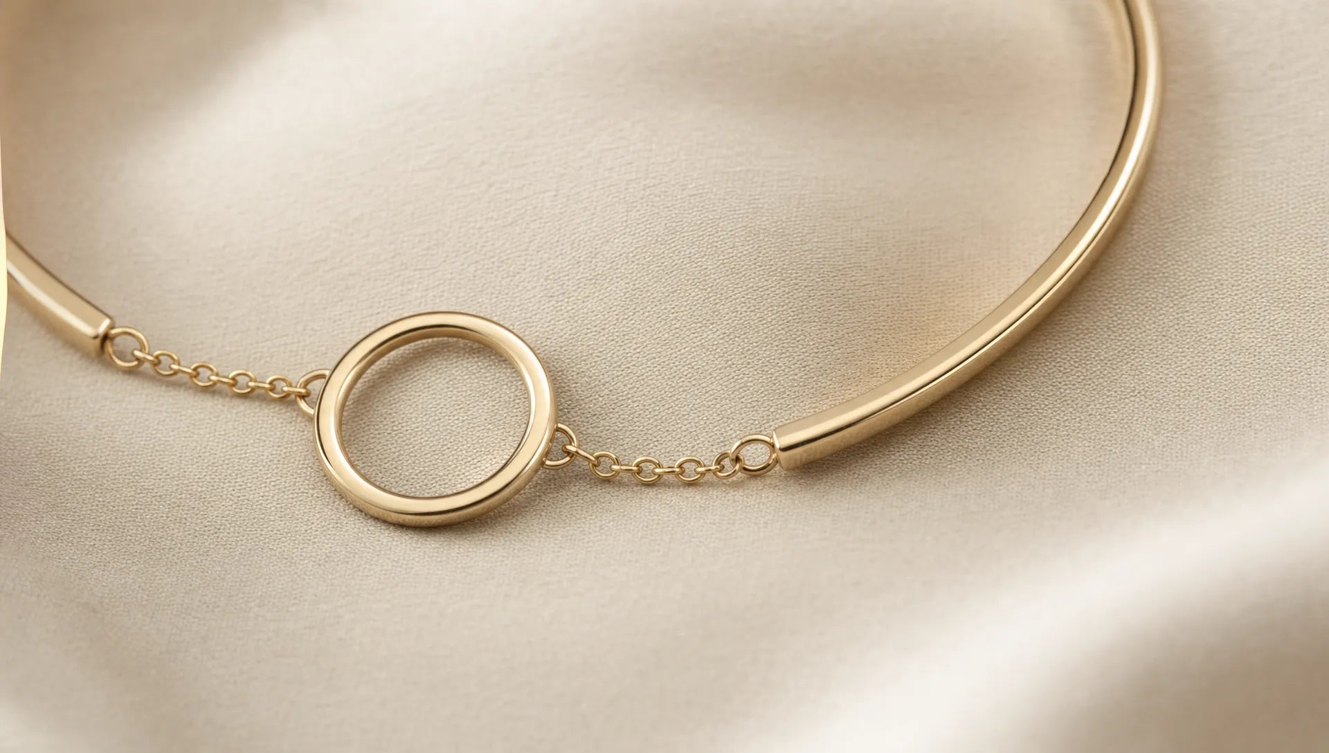 Ring-Armband tragen: So gelingt der elegante Hand-Schmuck