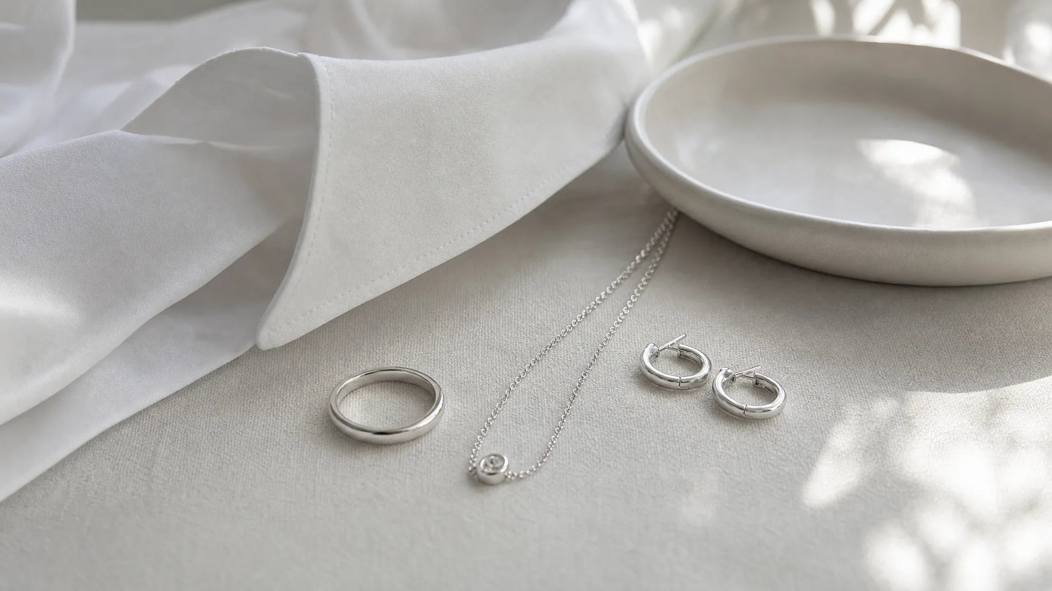 Schmuck in Weißgold elegant im Alltag tragen