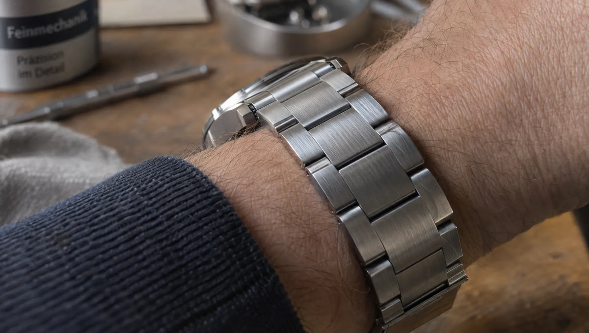Armbänder aus Edelstahl für Männer mit robuster Oberfläche wählen