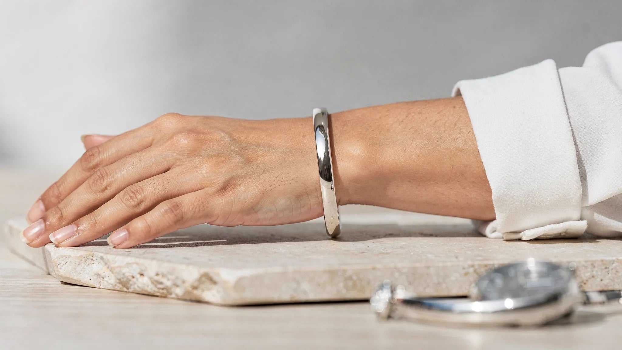 Armreif aus Silber modern und minimalistisch tragen