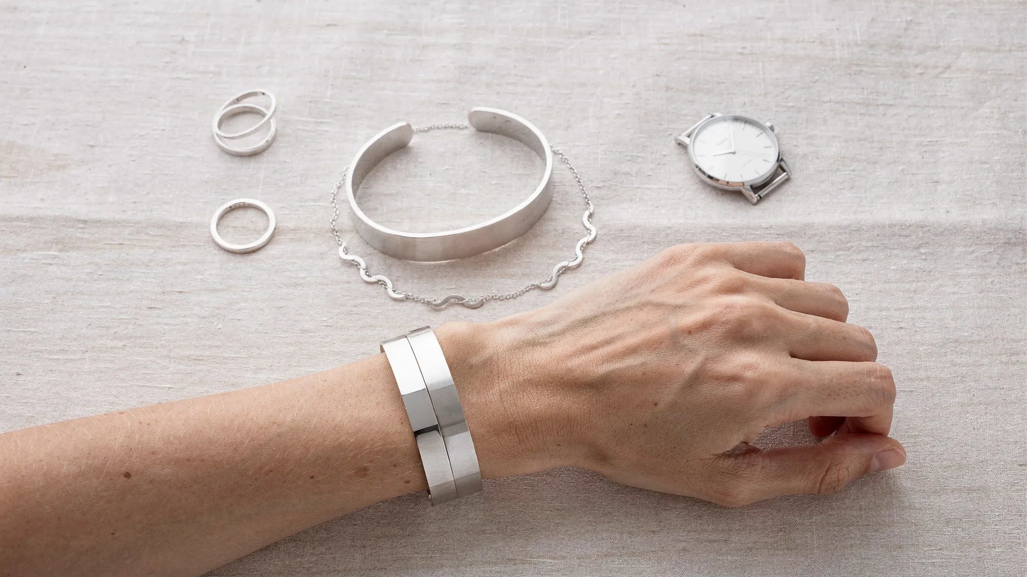 Silber Armreif oder Armband: Was passt besser?